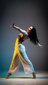 Foto di ragazza che esegue passi di danza moderna